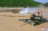 chum-anh-ong-kim-jong-un-thi-sat-tap-tran-chien-thuat-0505-013.jpg