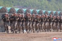 chum-anh-ong-kim-jong-un-thi-sat-tap-tran-chien-thuat-0505-014.jpg