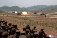 chum-anh-ong-kim-jong-un-thi-sat-tap-tran-chien-thuat-0505-03.jpg