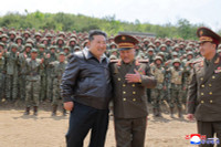chum-anh-ong-kim-jong-un-thi-sat-tap-tran-chien-thuat-0505-030.jpg