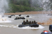chum-anh-ong-kim-jong-un-thi-sat-tap-tran-chien-thuat-0505-04.jpg