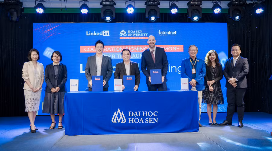 Đại diện Trường Đại học Hoa Sen ký kết hợp tác với LinkedIn và Talentnet. Ảnh: HSU.