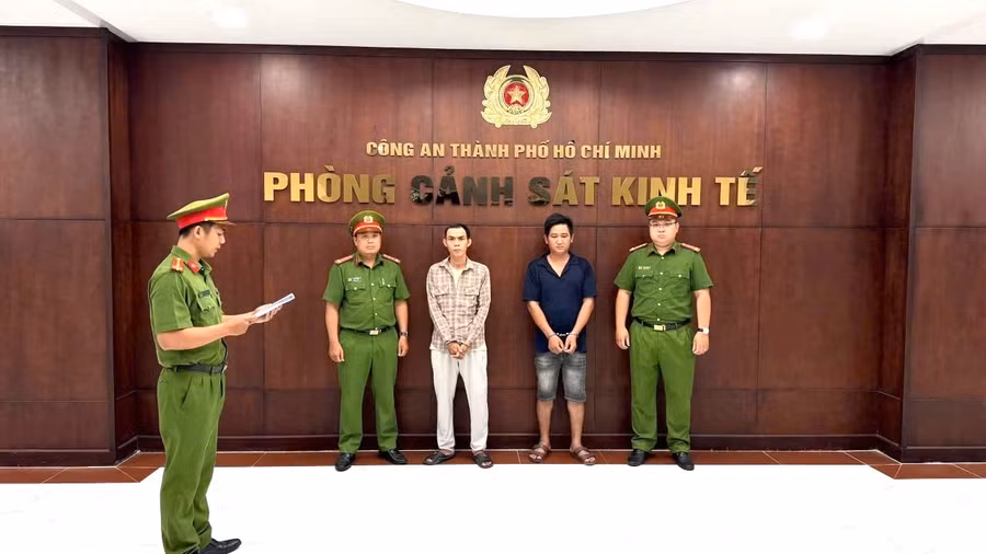 Công an đọc quyết định khởi tố với các bị can. (Ảnh: Công an TPHCM).
