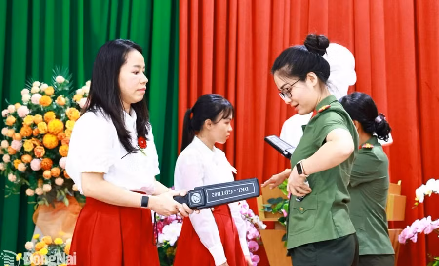 Công an Đồng Nai hướng dẫn cán bộ coi thi sử dụng máy quét thiết bị điện tử bị cấm mang vào phòng thi. Ảnh: Báo và PTTH Đồng Nai.