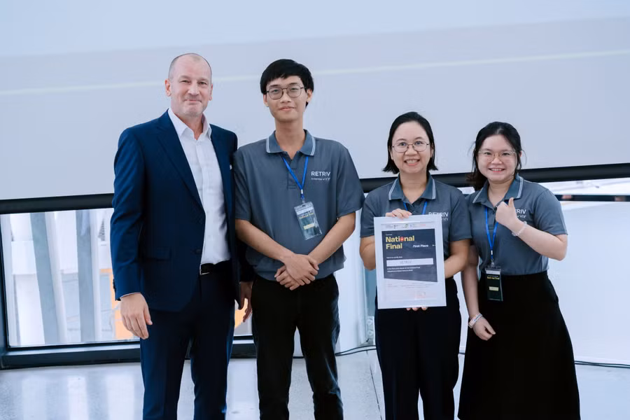 Các thành viên dự án RetriV giành giải Nhất cuộc thi và GS René Thiele, Hiệu trưởng Trường Đại học Việt Đức (trái). Ảnh: BTC.