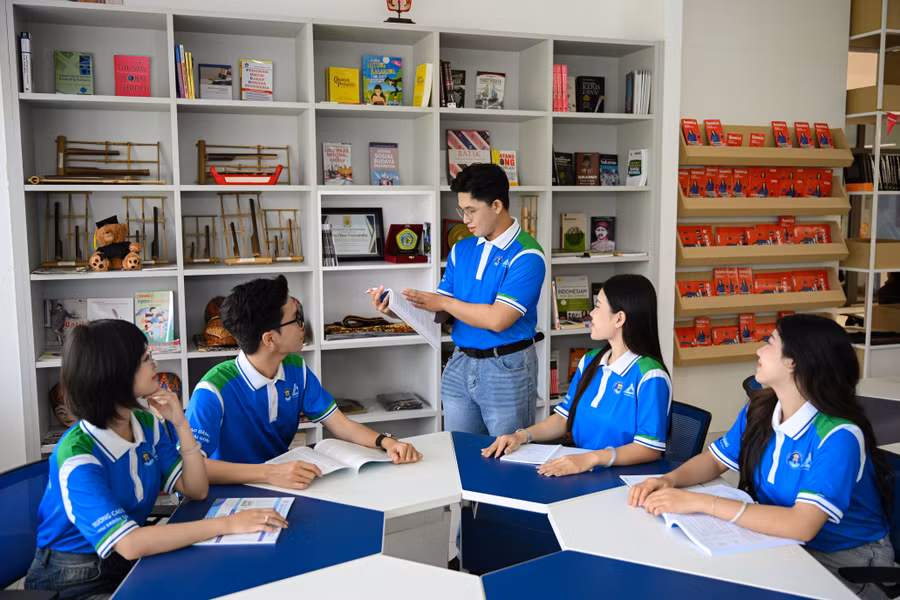 Sinh viên chương trình đại học 2 giai đoạn học tập trong môi trường hiện đại với lộ trình đào tạo linh hoạt.