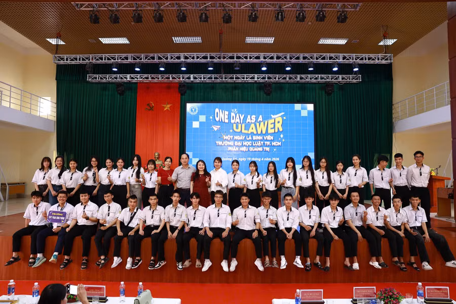 Học sinh tham gia chương trình do Phân hiệu Trường Đại học Luật TPHCM tại Quảng Trị tổ chức. Ảnh: NTCC.