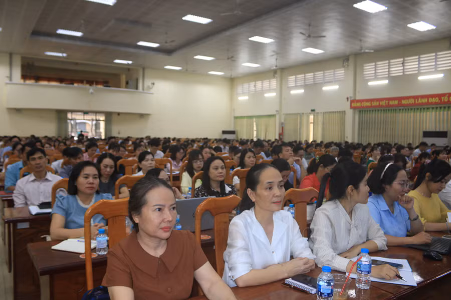 Đông đảo cán bộ quản lý, giáo viên tại TP Đồng Nai tham gia lớp tập huấn.