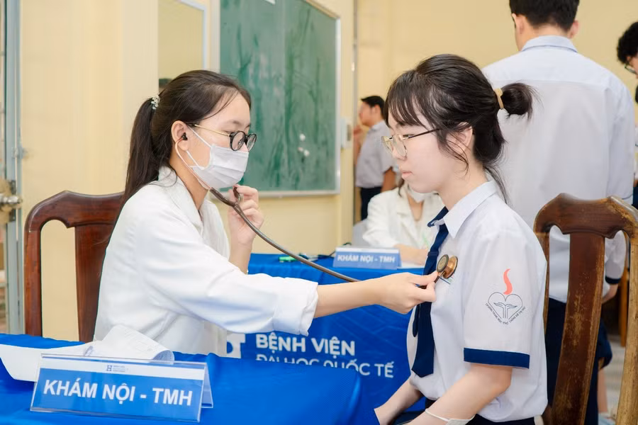 Bác sĩ HIU Hospital khám và tư vấn sức khỏe cho học sinh Trường THPT Võ Thị Sáu.