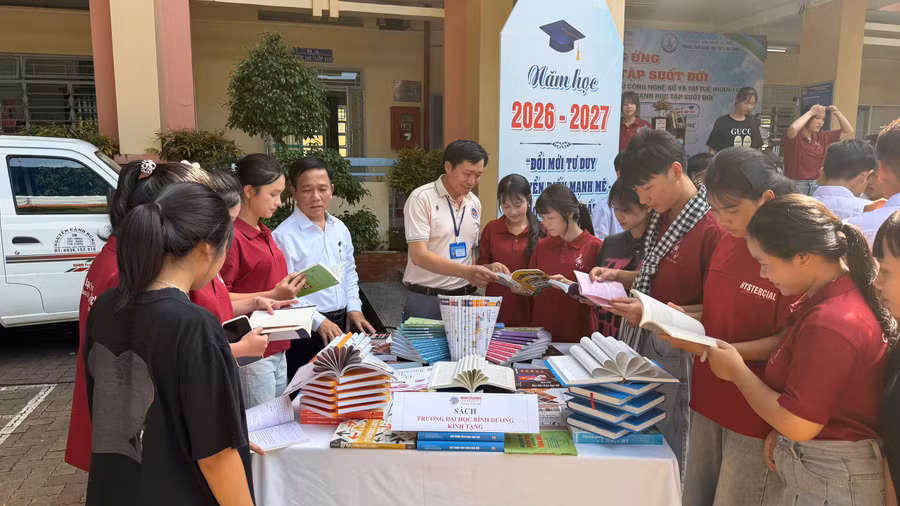 Học sinh Trung tâm GDNN-GDTX Dầu Tiếng hào hứng đọc sách. Ảnh: Gia Phúc.