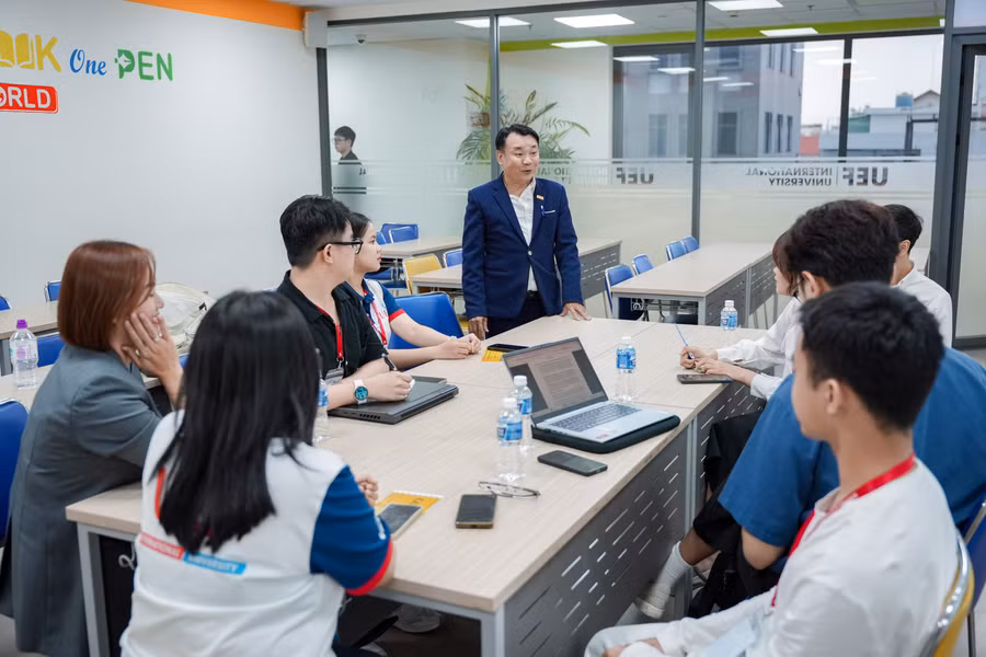 Doanh nghiệp đóng vai trò cố vấn, định hướng các vấn đề từ thực tiễn cho sinh viên. Ảnh: NTCC.