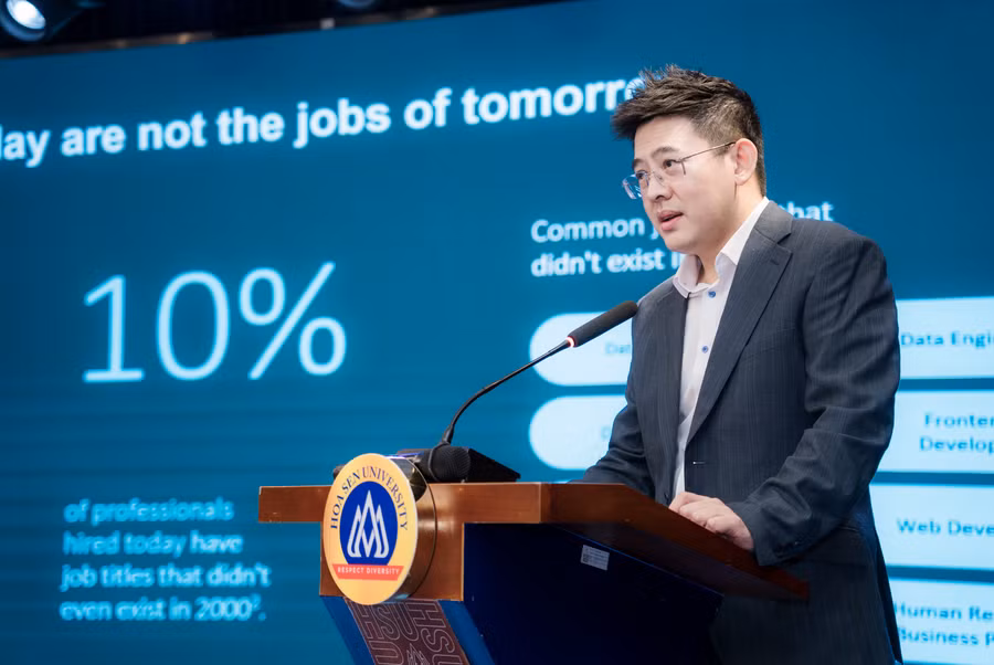 ong-darren-cheng-giam-doc-tang-truong-khu-vuc-cua-linkedin-chia-se-ve-nen-tang-linkedin-learning-tai-su-kien-1.png