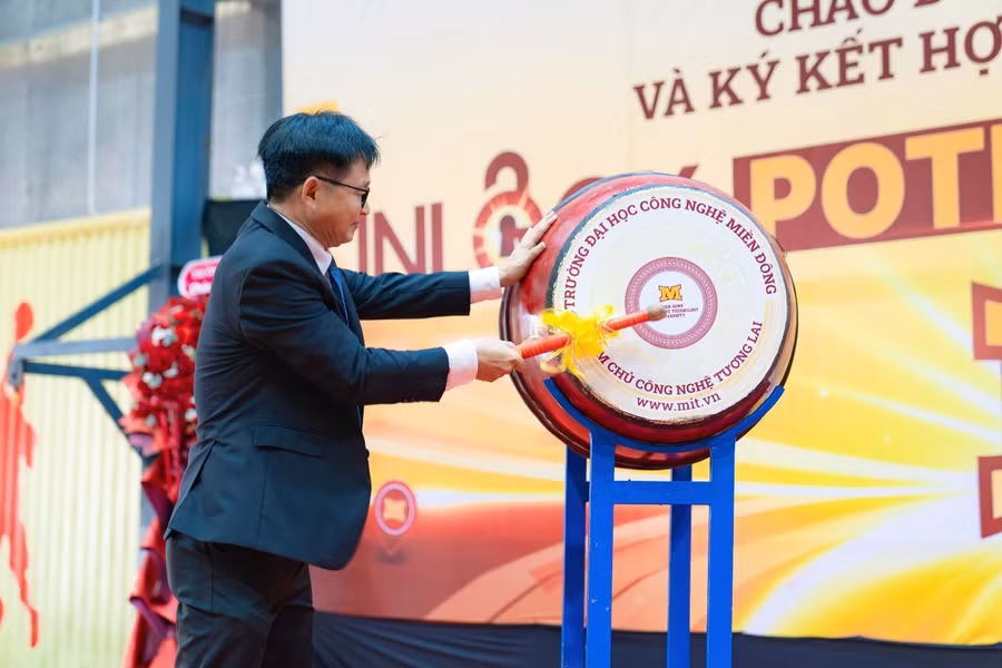 GS.TS Nguyễn Quốc Hưng, Hiệu trưởng Trường Đại học Công nghệ Miền Đông thực hiện nghi thức đánh trống khai giảng. Ảnh: NTCC.