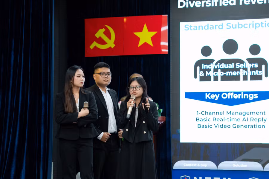 cac-doi-thi-trinh-bay-du-an-ung-dung-blockchain-va-ai-tai-vong-chung-ket-cardano-sea-hackathon-2026-3.jpg
