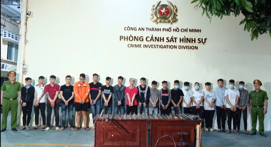 Nhóm thanh thiếu niên hỗn chiến tại cơ quan Công an. (Ảnh: Công an TPHCM).