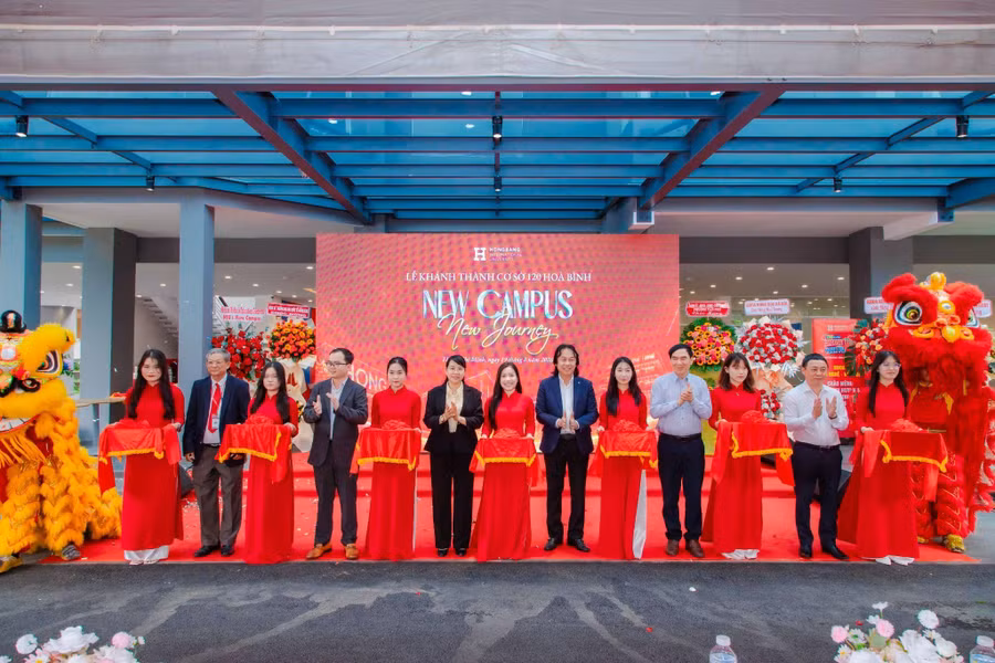 Các đại biểu thực hiện nghi thức cắt băng khánh thành cơ sở Đầm Sen HIU.