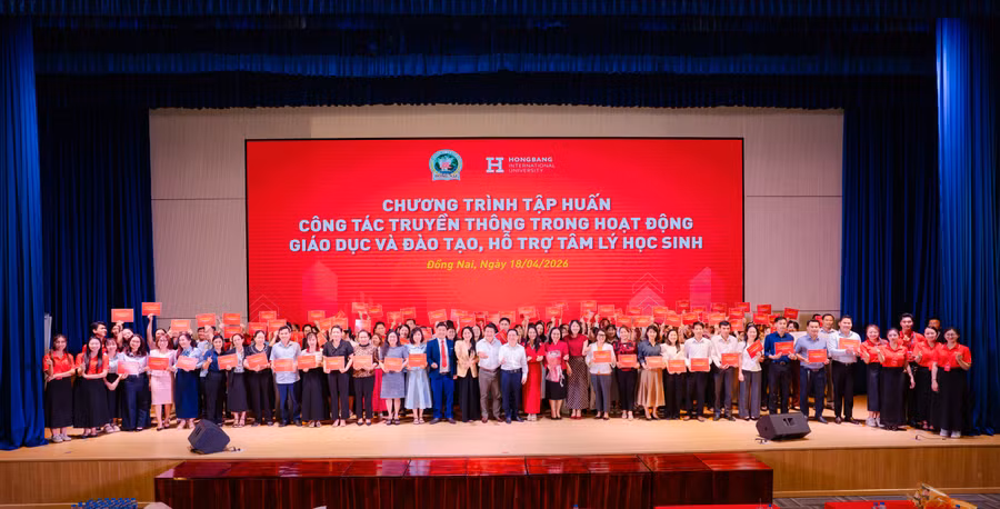 Các giáo viên, nhà quản lý giáo dục tham gia chương trình tập huấn. Ảnh: HIU.
