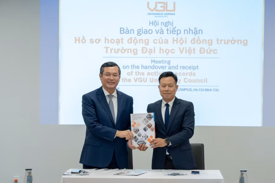 Nghi thức bàn giao chức Chủ tịch Hội đồng trường Trường Đại học Việt Đức. Ảnh: VGU.