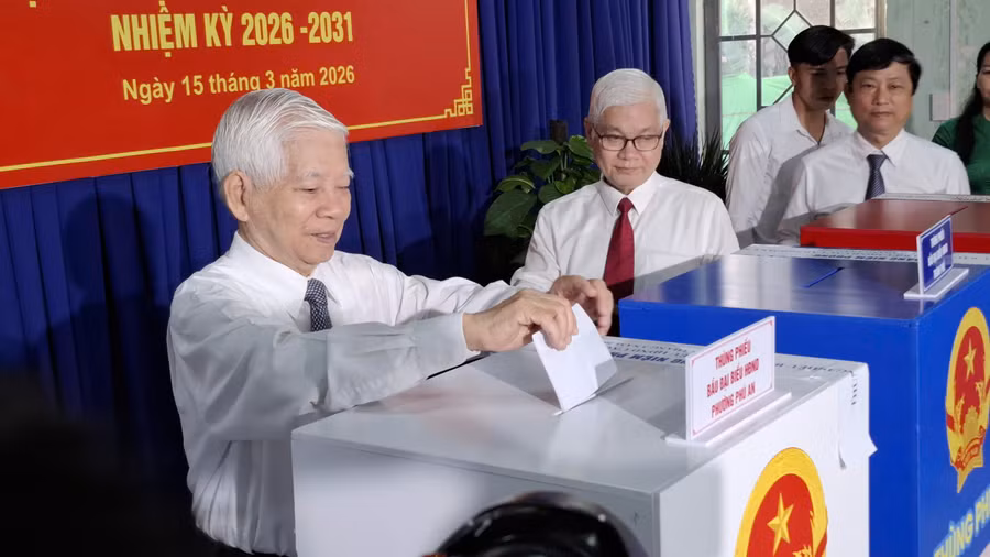 Sáng 15/3, nguyên Chủ tịch nước Nguyễn Minh Triết là người bỏ phiếu đầu tiên tại khu vực bỏ phiếu số 26, phường Phú An, TPHCM.