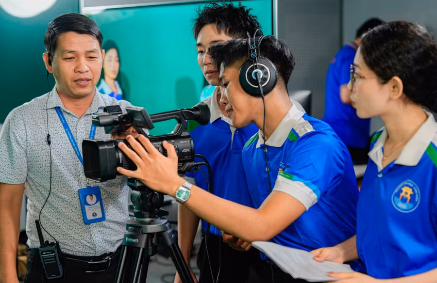 Sinh viên Trường Đại học Văn Hiến tổ chức nội dung cho một sản phẩm truyền thông đa phương tiện. Ảnh: VHU.
