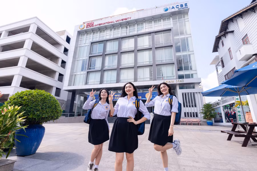Thí sinh tham gia hoạt động tư vấn xét tuyển tại Trường Đại học Quốc tế Sài Gòn. Ảnh: SIU.