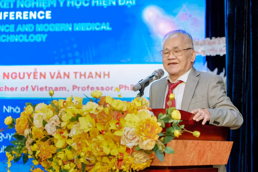 GS.TS.NGƯT Nguyễn Văn Thanh – Phó Hiệu trưởng, Trưởng khoa Kỹ thuật Xét nghiệm Y học Trường Đại học Nguyễn Tất Thành phát biểu tại hội thảo. Ảnh: NTCC.