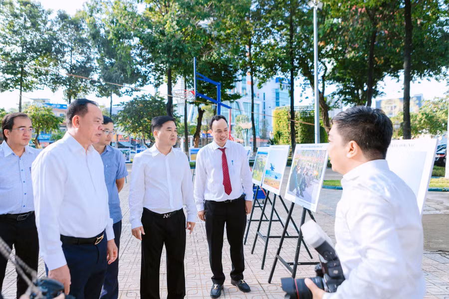 Phó Bí thư Thành ủy Đồng Nai Võ Tấn Đức (áo trắng bên trái) cùng lãnh đạo các sở ngành và địa phương tham quan các tác phẩm ảnh báo chí tại triển lãm. Ảnh: BTC.