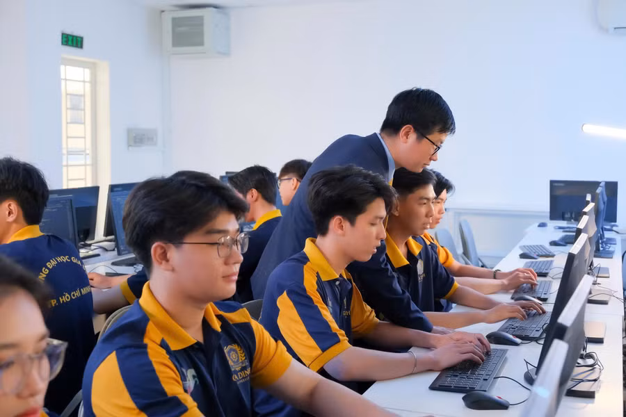 Sinh viên ngành CNTT Trường Đại học Gia Định trong giờ thực hành. Ảnh: NTCC.