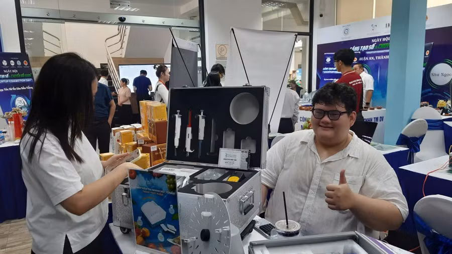 Triển lãm các giải pháp công nghệ tại sự kiện. Ảnh: Hà An.