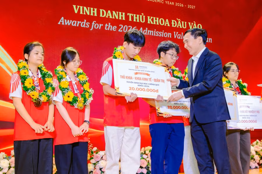 GS.TS.BS Phạm Văn Lình - Hiệu trưởng HIU kiêm Giám đốc HIU Hospital trao thưởng cho các thủ khoa đầu vào tuyển sinh năm 2026.