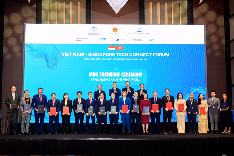 Nghi thức ký kết giữa Trường Đại học Văn Lang và Đại học Quốc gia Singapore. 