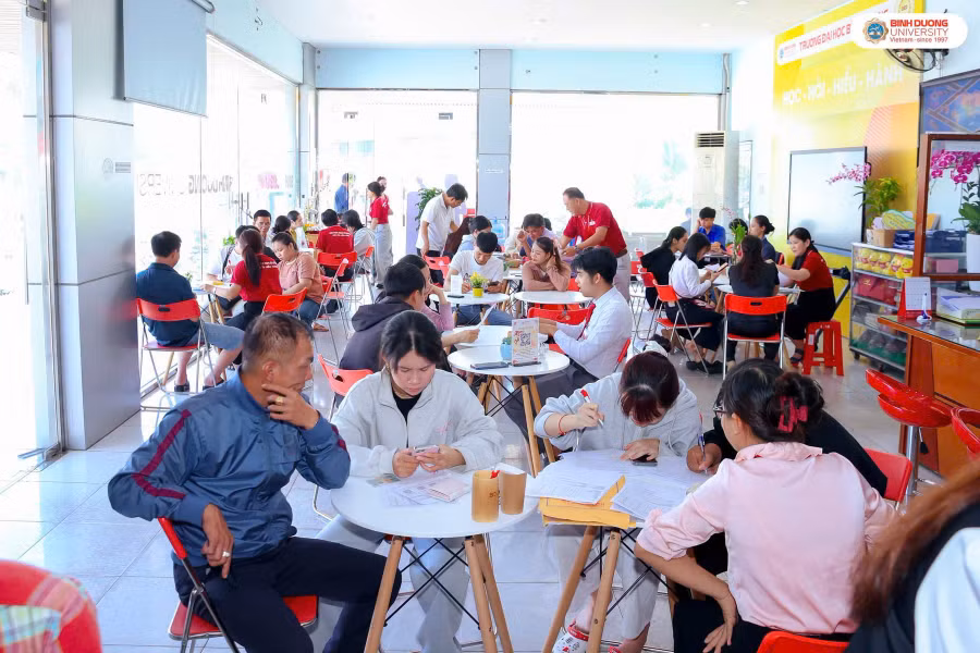 Tân sinh viên làm thủ tục nhập học tại Trường Đại học Bình Dương. Ảnh: BDU.