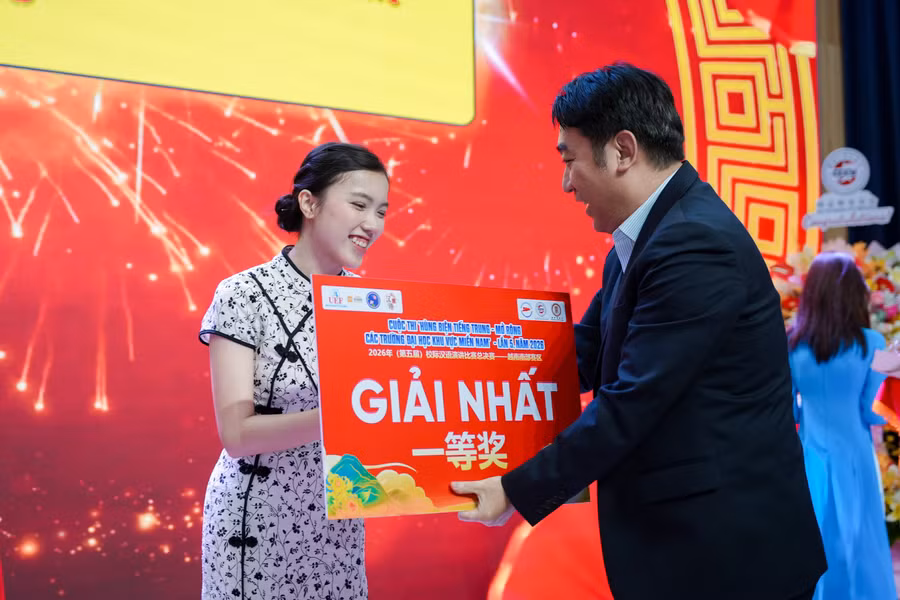 Nữ sinh Phân hiệu Trường Đại học FPT tại TPHCM xuất sắc giành giải Nhất cuộc thi. Ảnh: BTC. uef00863.jpg