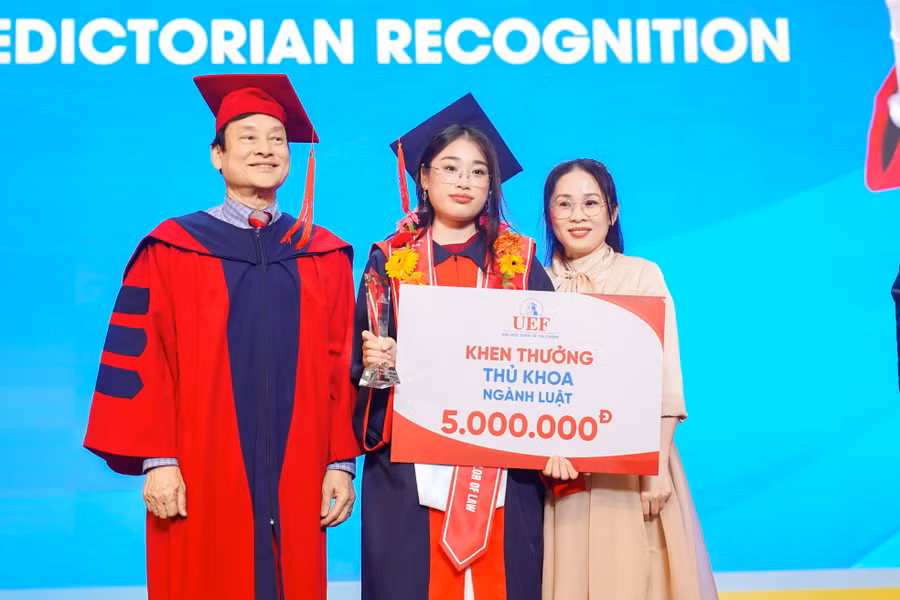 Thủ khoa Phạm Phương Doanh tại lễ tốt nghiệp. Ảnh: UEF.