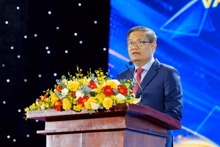 GS.TS Nguyễn Minh Hà phát biểu trong Lễ chào đón tân sinh viên. Ảnh: NTCC.