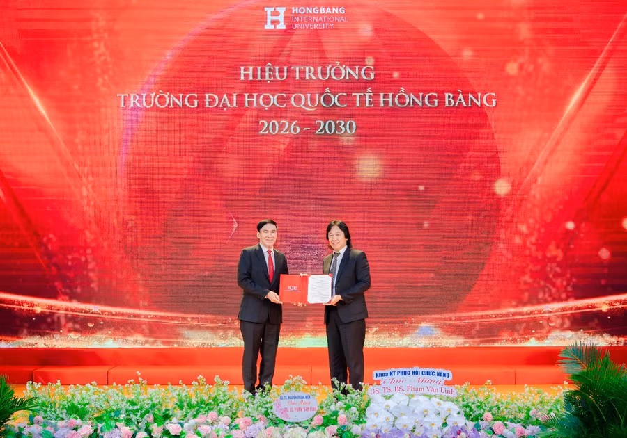 Lãnh đạo Tập đoàn Nguyễn Hoàng trao quyết định bổ nhiệm GS.TS.BS.CKII Phạm Văn Lình.