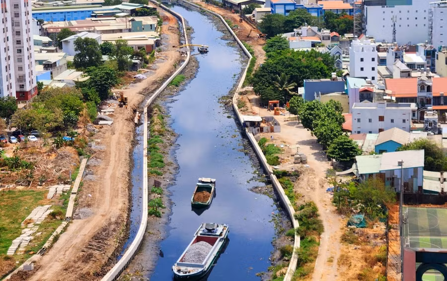 Một đoạn kênh Tham Lương - Bến Cát - rạch Nước Lên trong giai đoạn cải tạo. Ảnh: TTXVN.