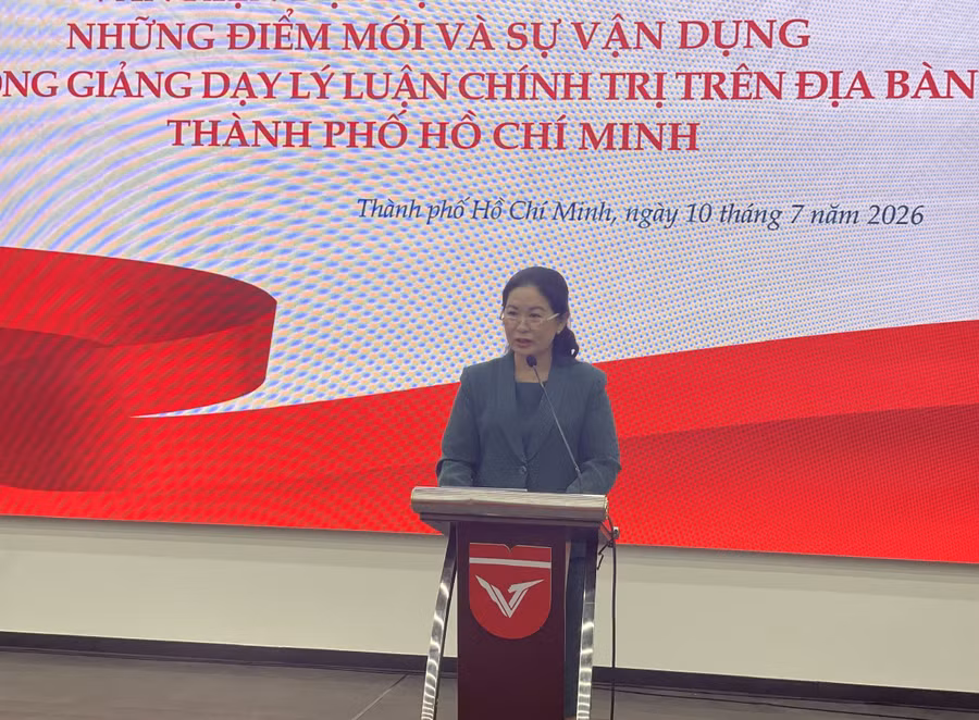 Bà Bùi Thị Vân Anh, Chủ tịch Hội đồng trường Trường Đại học Văn Lang phát biểu tại hội nghị. Ảnh: Hà An.