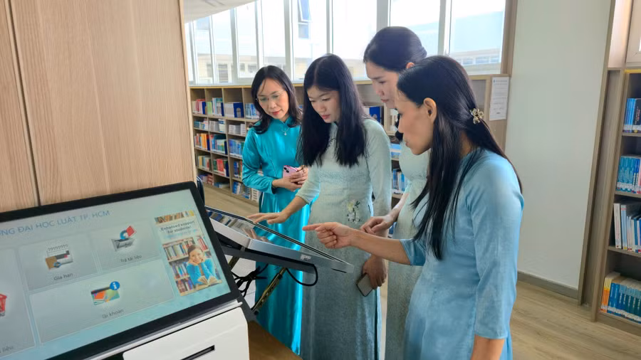 Thư viện số nơi lưu trữ tài liệu, sách, giáo trình học tập tại Trường Đại học Luật TPHCM. Ảnh: HCMULAW.