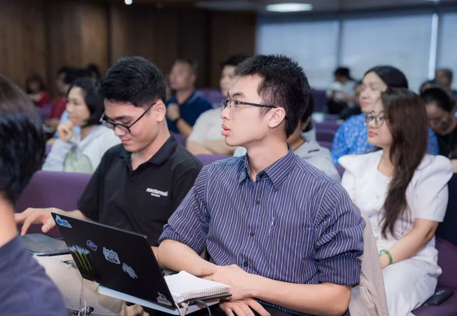 Bạn trẻ tham gia khóa đào tạo tư duy đổi mới sáng tạo và khởi nghiệp. Ảnh: Phúc Uyên.