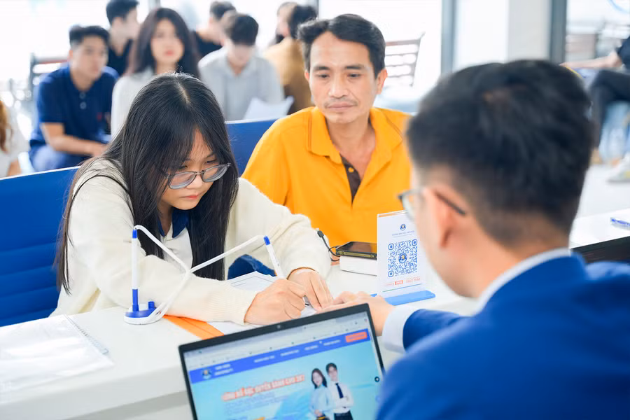 Thí sinh muốn cấp học bổng đăng ký xét học bổng tại đây: https://tuyensinh.vhu.edu.vn/