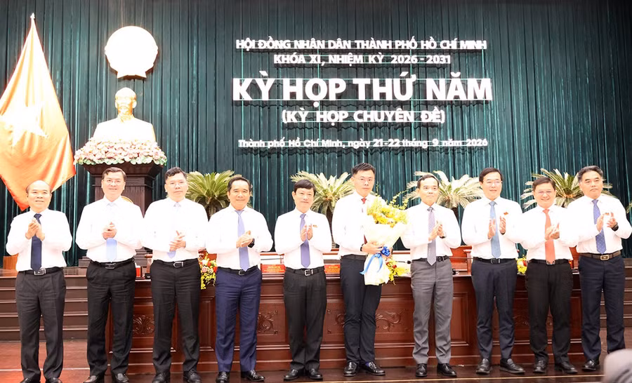 Tân Phó Chủ tịch UBND TPHCM Trương Minh Huy Vũ nhận hoa chúc mừng từ lãnh đạo TPHCM. Ảnh: Cổng TTĐT TPHCM.
