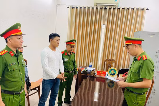 Công an ra Quyết định tạm giữ hình sự đối với Ngô Viết Hiếu. Ảnh: Công an phường Bàn Thạch