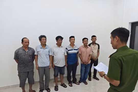 Công an tạm giữ hình sự với những người liên quan. Ảnh: Công an cung cấp