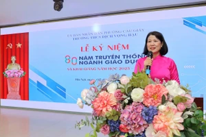 Cô giáo Nguyễn Thị Loan – Bí thư Đảng ủy, Hiệu trưởng trường THCS Dịch Vọng Hậu – phát biểu tại lễ khai giảng.