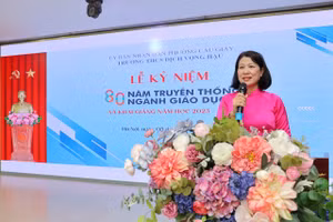 Cô giáo Nguyễn Thị Loan – Bí thư Đảng ủy, Hiệu trưởng trường THCS Dịch Vọng Hậu – phát biểu tại lễ khai giảng.