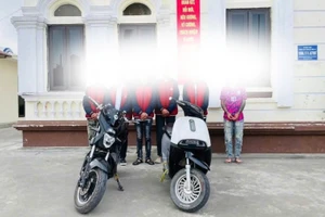 Nhóm thanh thiếu niên và tang vật liên quan tại cơ quan công an. Ảnh: Công an xã Quỳnh An.