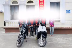 Nhóm thanh thiếu niên và tang vật liên quan tại cơ quan công an. Ảnh: Công an xã Quỳnh An.