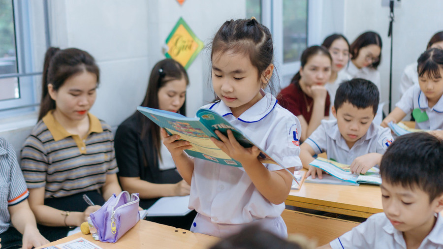 Việc tồn tại nhiều bộ sách giáo khoa khác nhau đã tạo nên sự đa dạng trong lựa chọn, song cũng kéo theo không ít bất cập. sgk-hoc-sinh-truong-tieu-hoc-le-van-tam.jpg