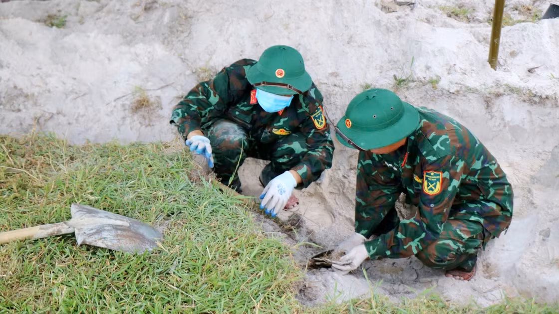 Đội Quy tập 192 thuộc Bộ Chỉ huy Quân sự TP Huế đang khẩn trương tìm kiếm hài cốt liệt sĩ trong "Chiến dịch 500 ngày đêm".